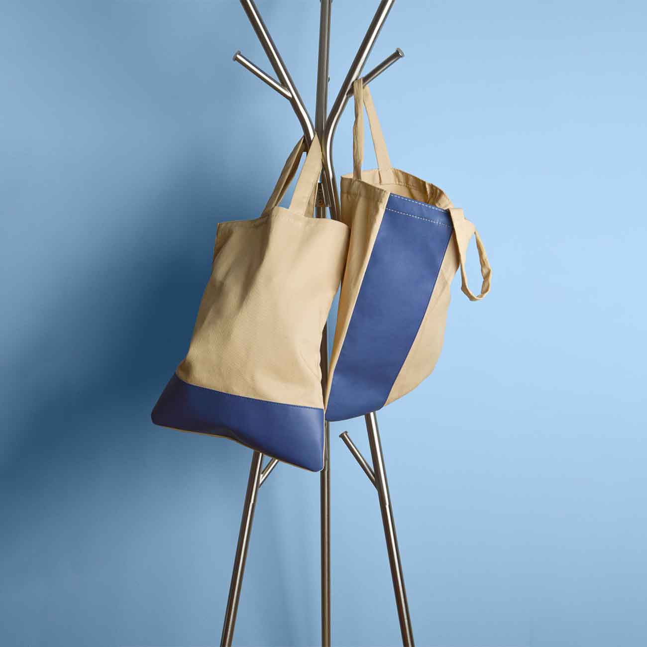 packaging-bolsas-colgadas-perchero-fondo-azul