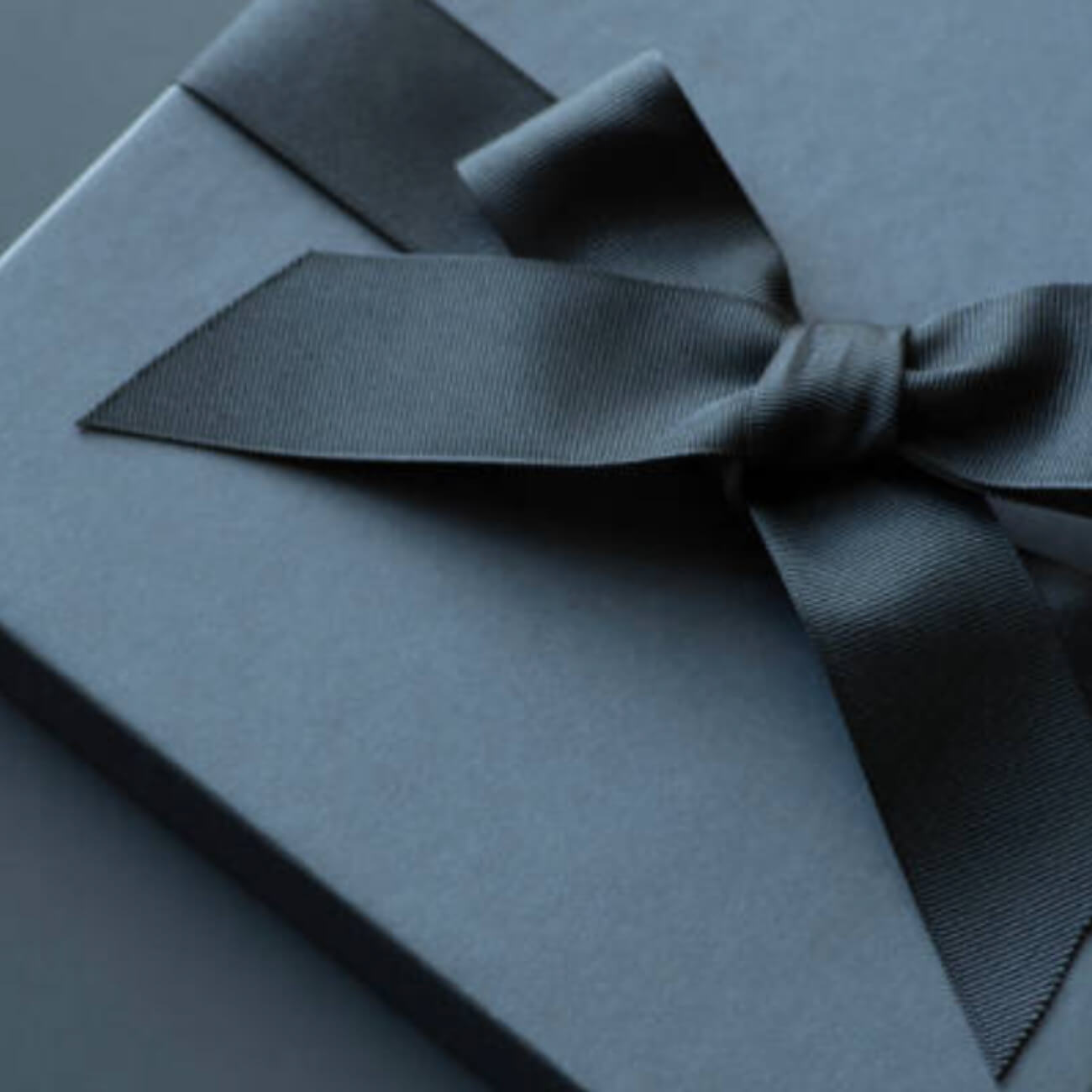 packaging caja azul con lazo