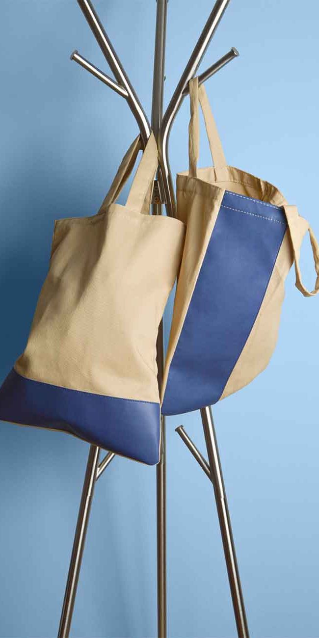 packaging-bolsas-colgadas-perchero-fondo-azul