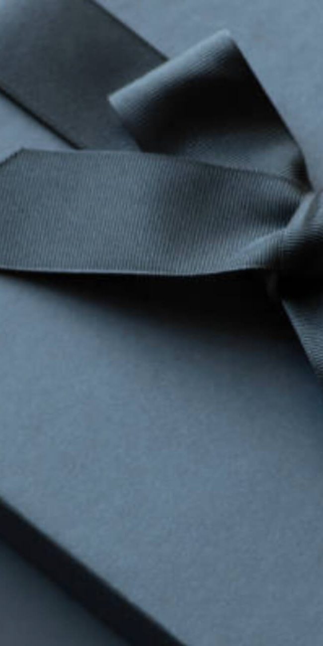 packaging caja azul con lazo