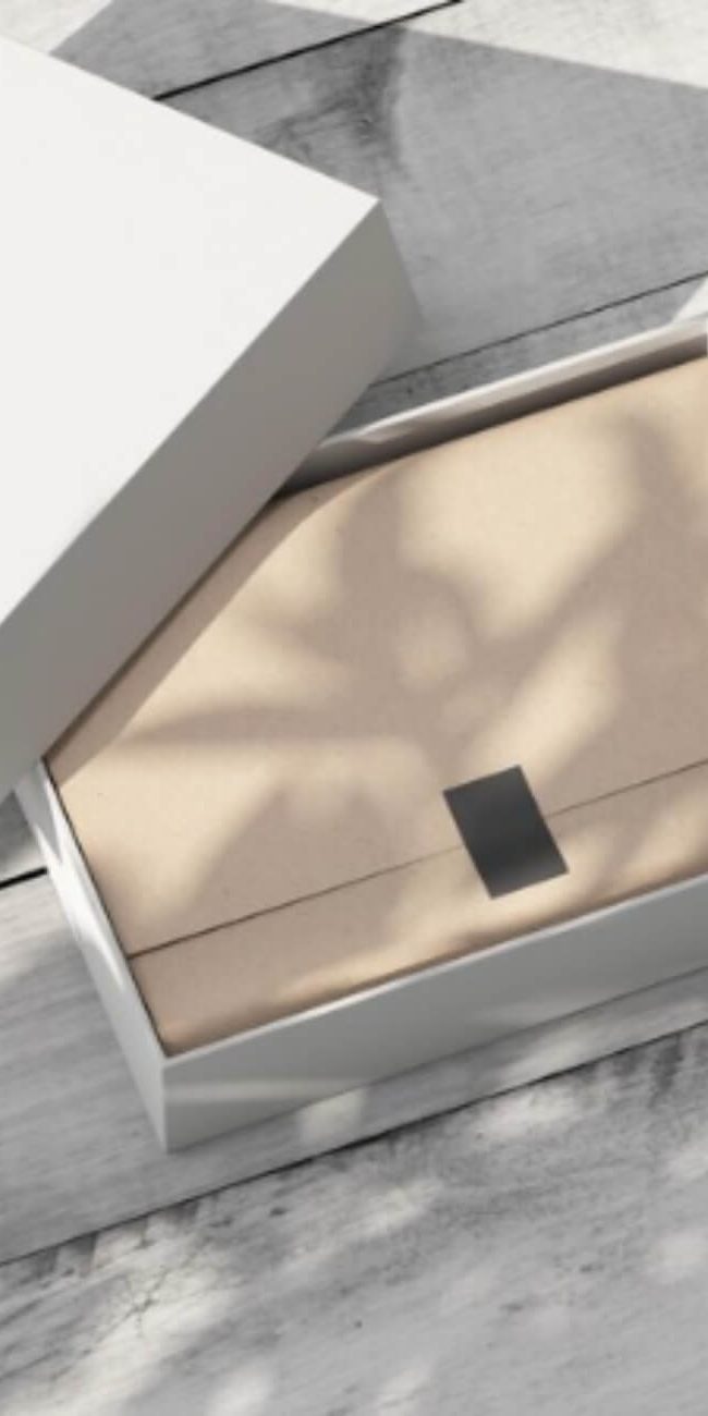 packaging caja blanca y dorada